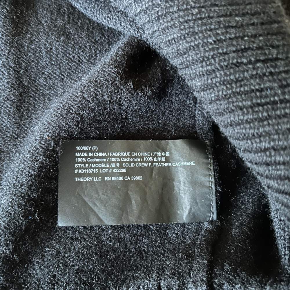 Women’s Theory Cashmere Crewneck Sweater in Black - Picture 5 of 9